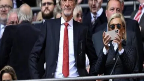 欧亚数据疑云重重，往绩优势能否经得起考验？